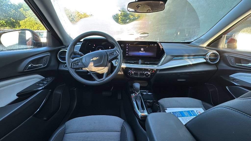 Used 2025 Chevrolet Trax LT FWD image 7