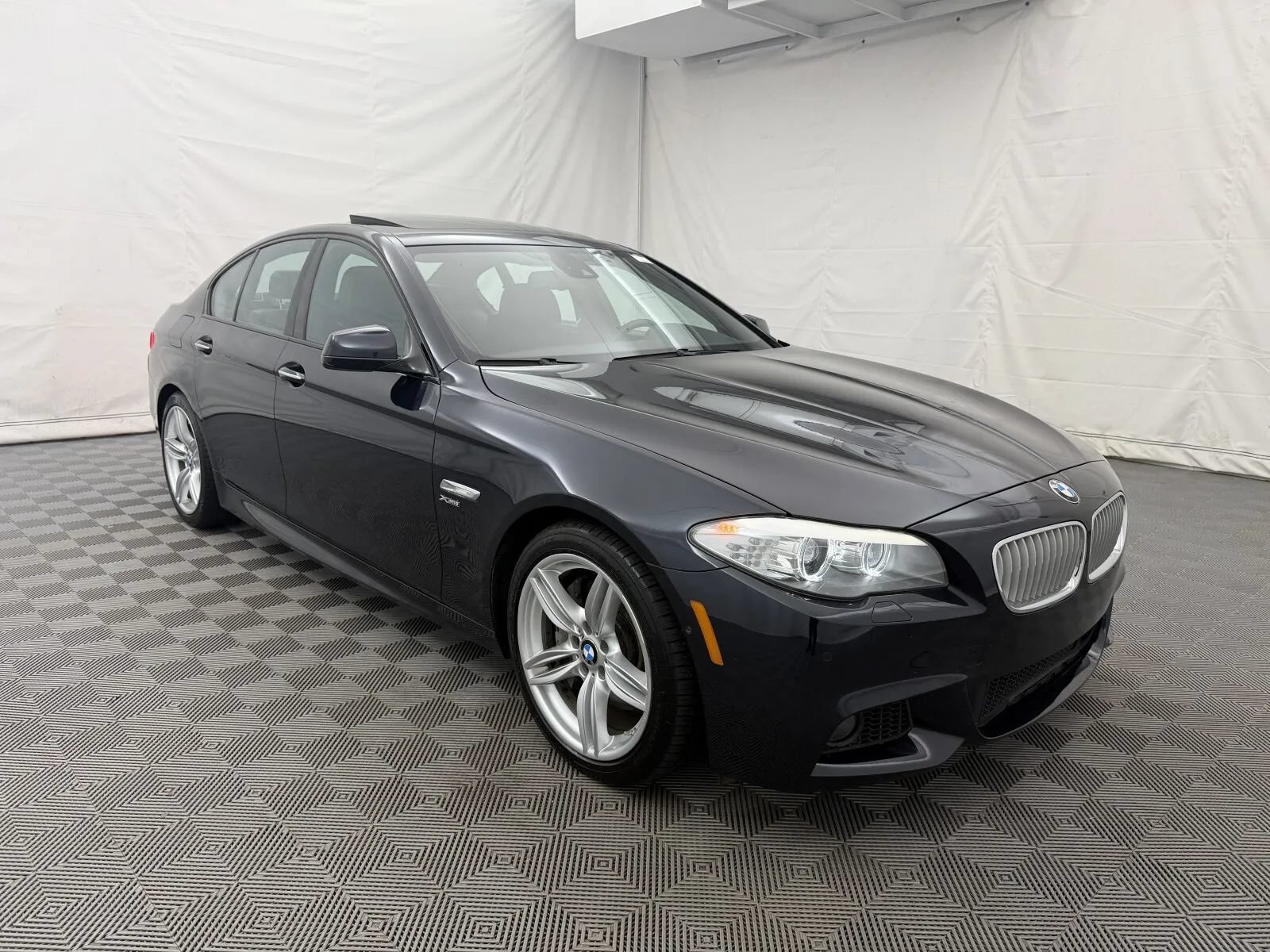 Used 2011 BMW 550i xDrive Sedan AWD/4WD image 4