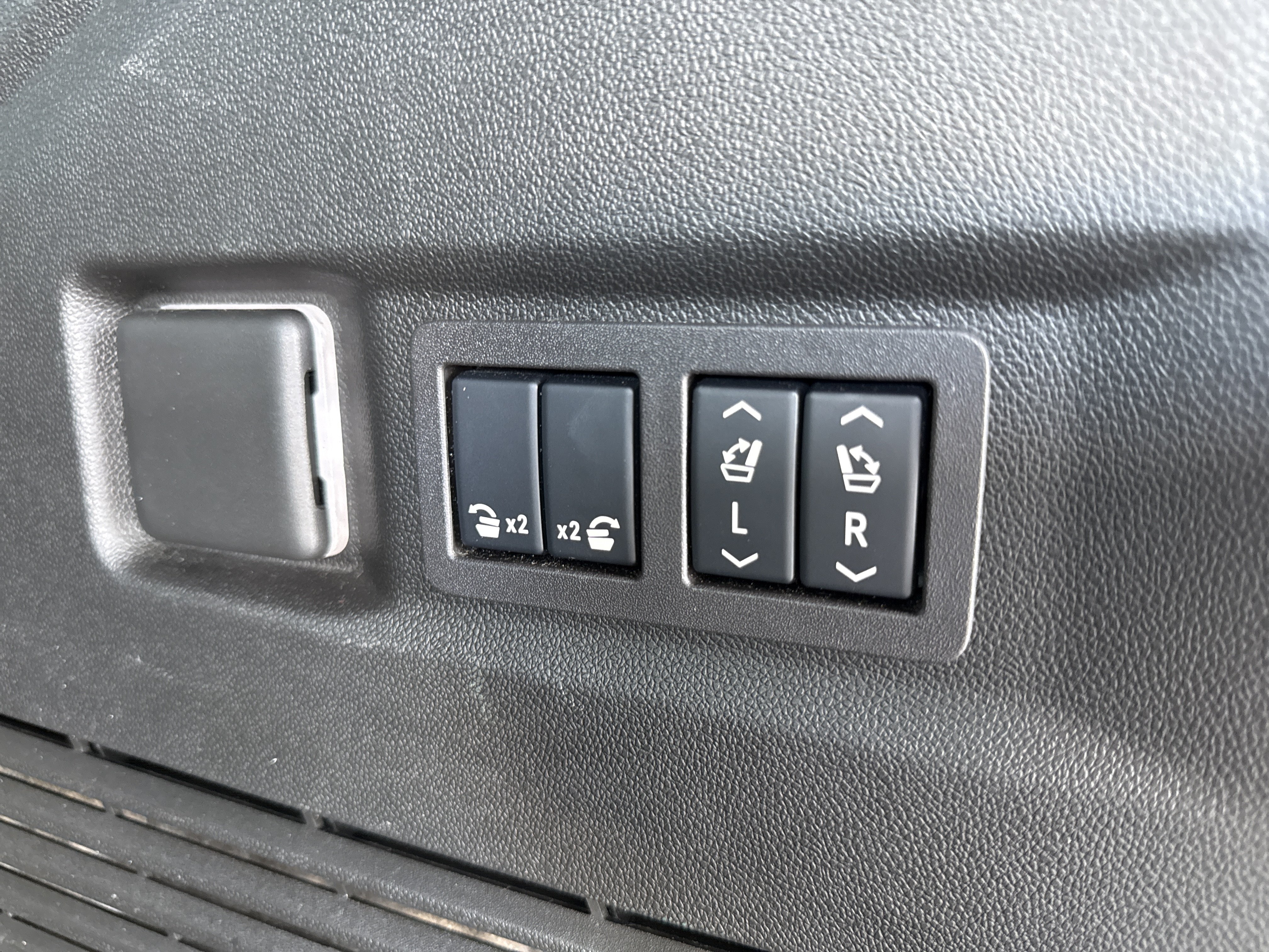 Used 2024 GMC Yukon Denali Ultimate AWD/4WD image 16