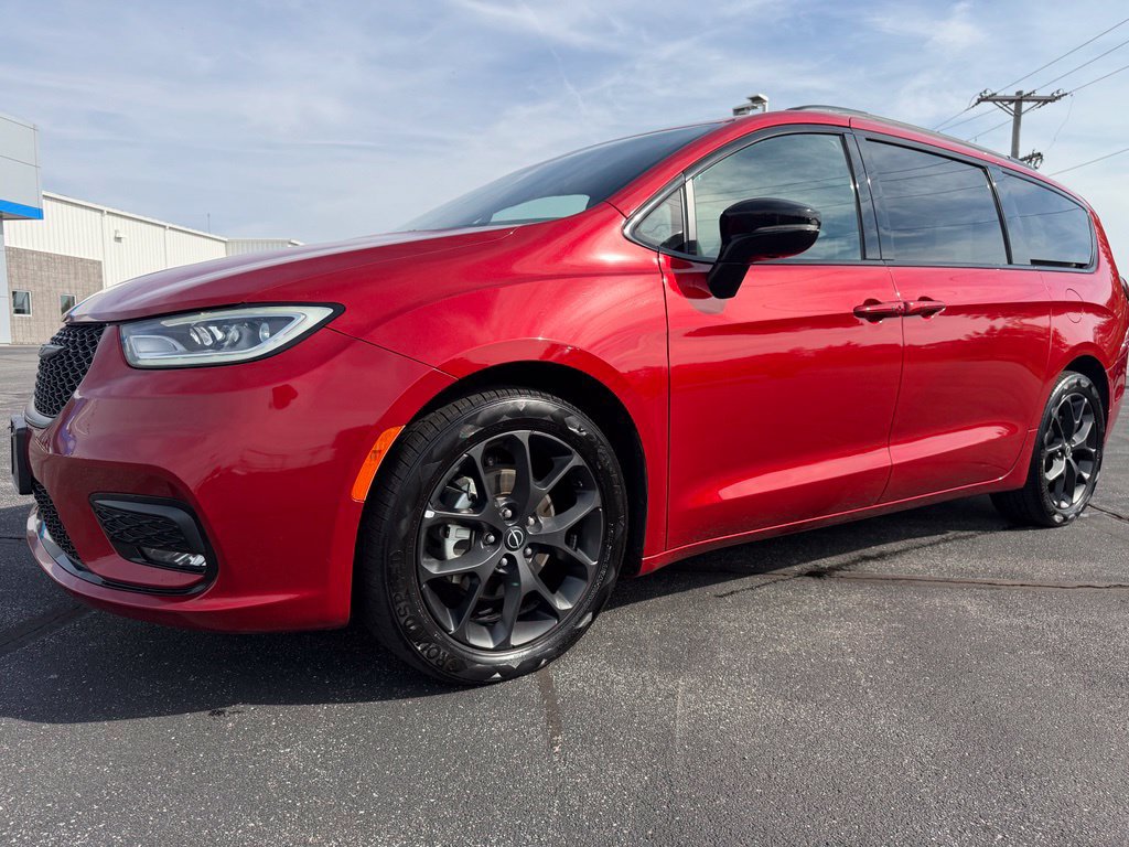 Used 2025 Chrysler Pacifica Limited FWD image 1