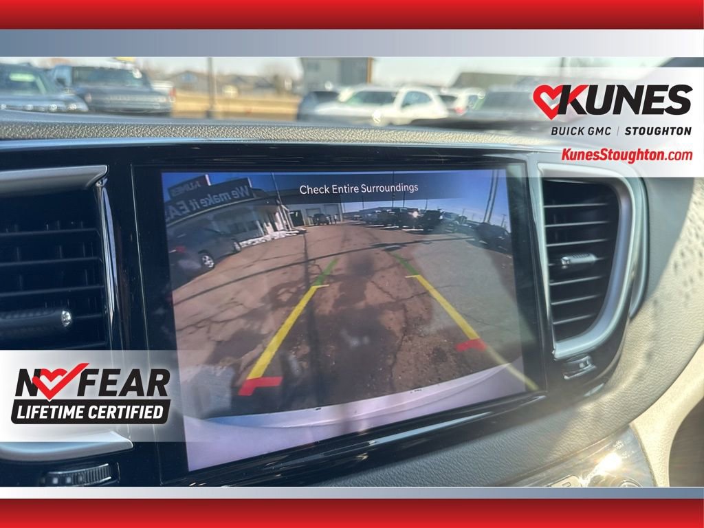 Used 2023 Chrysler Pacifica Touring-L image 34
