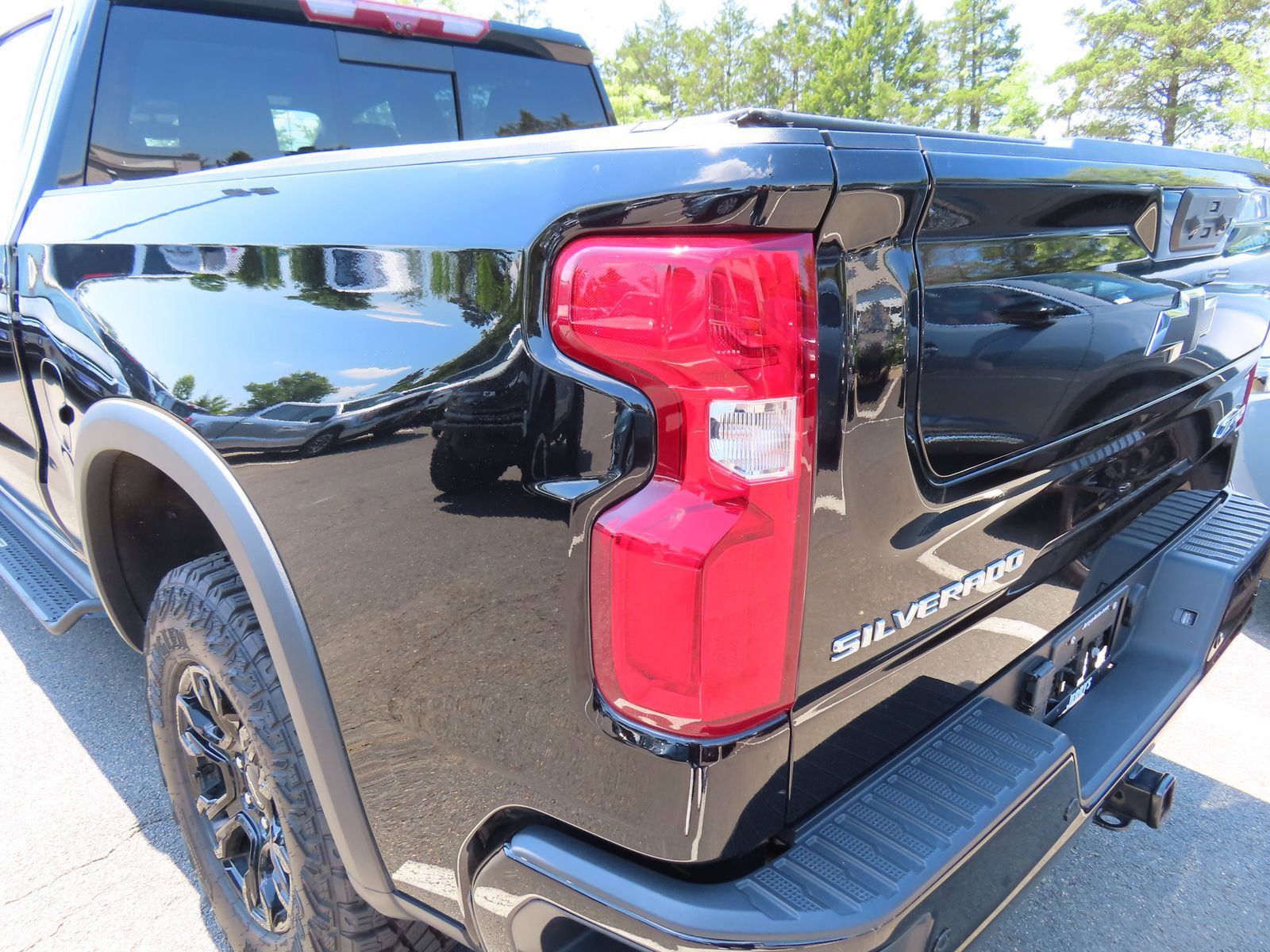 Used 2022 Chevrolet Silverado 1500 ZR2 w/ Technology Package AWD/4WD image 10