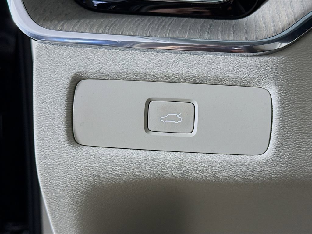 Used 2023 Volvo XC60 B5 Ultimate w/ Climate Package image 10