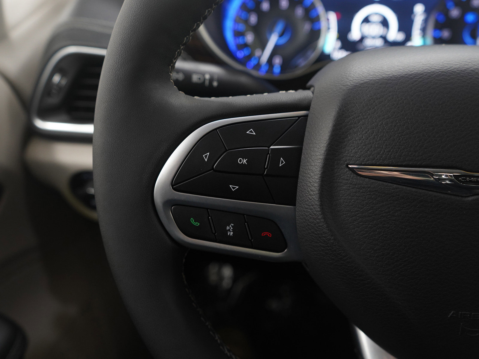 Used 2024 Chrysler Pacifica Limited image 25