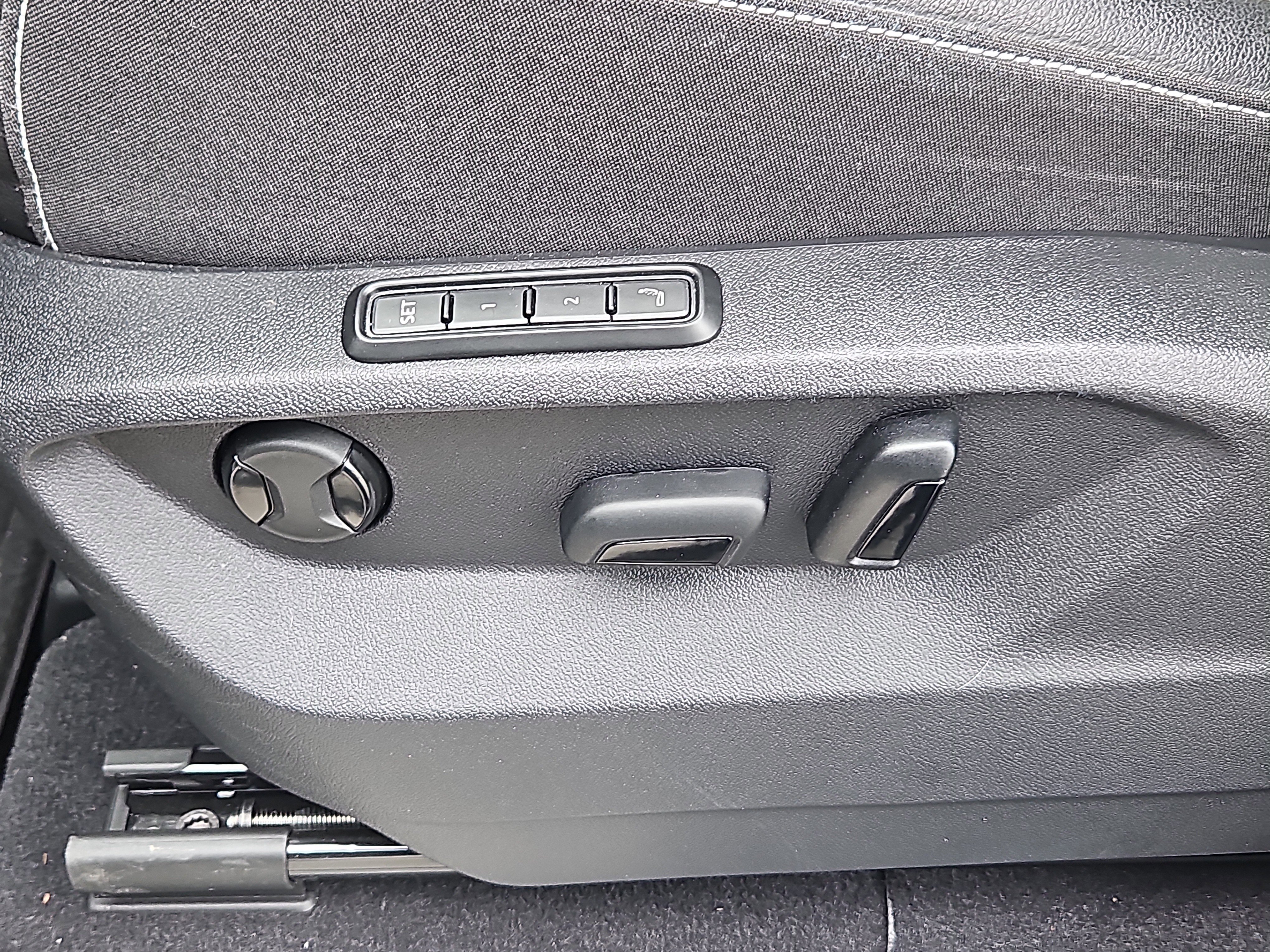 Certified 2025 Volkswagen Atlas SEL Premium R-Line image 20