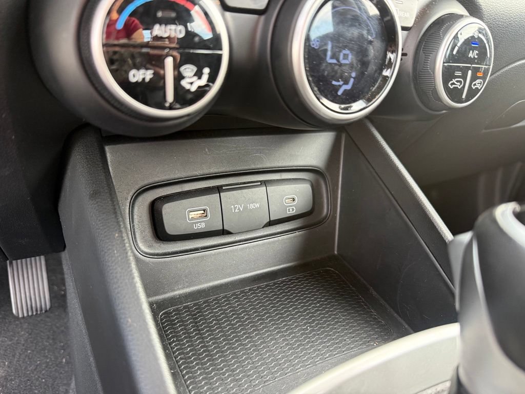 Certified 2025 Hyundai Venue SEL FWD image 18