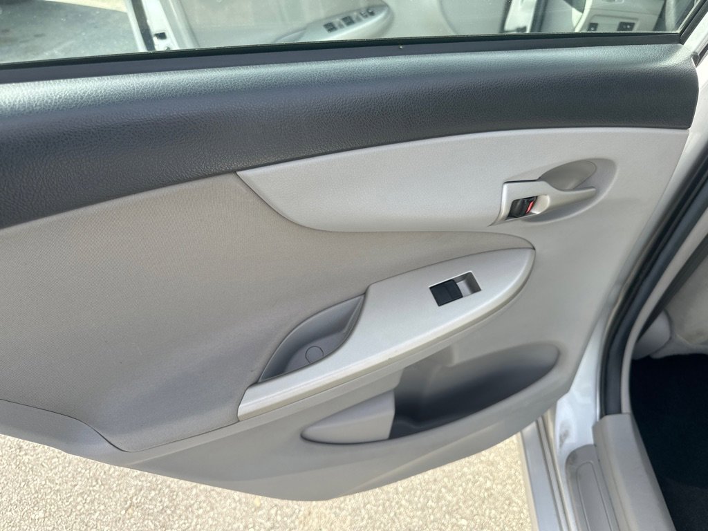 Used 2012 Toyota Corolla LE FWD image 12