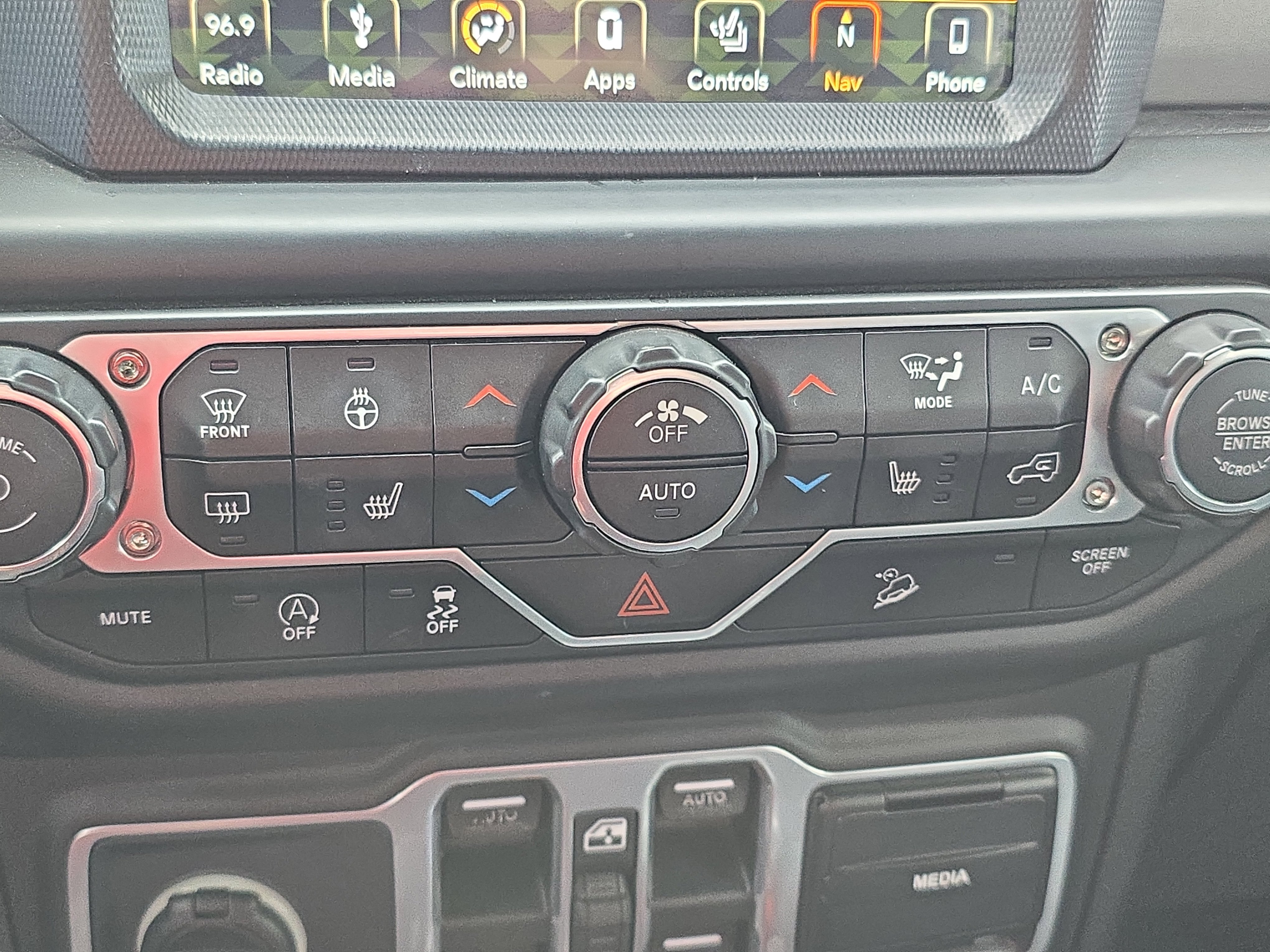 Used 2018 Jeep Wrangler Unlimited Sahara image 23