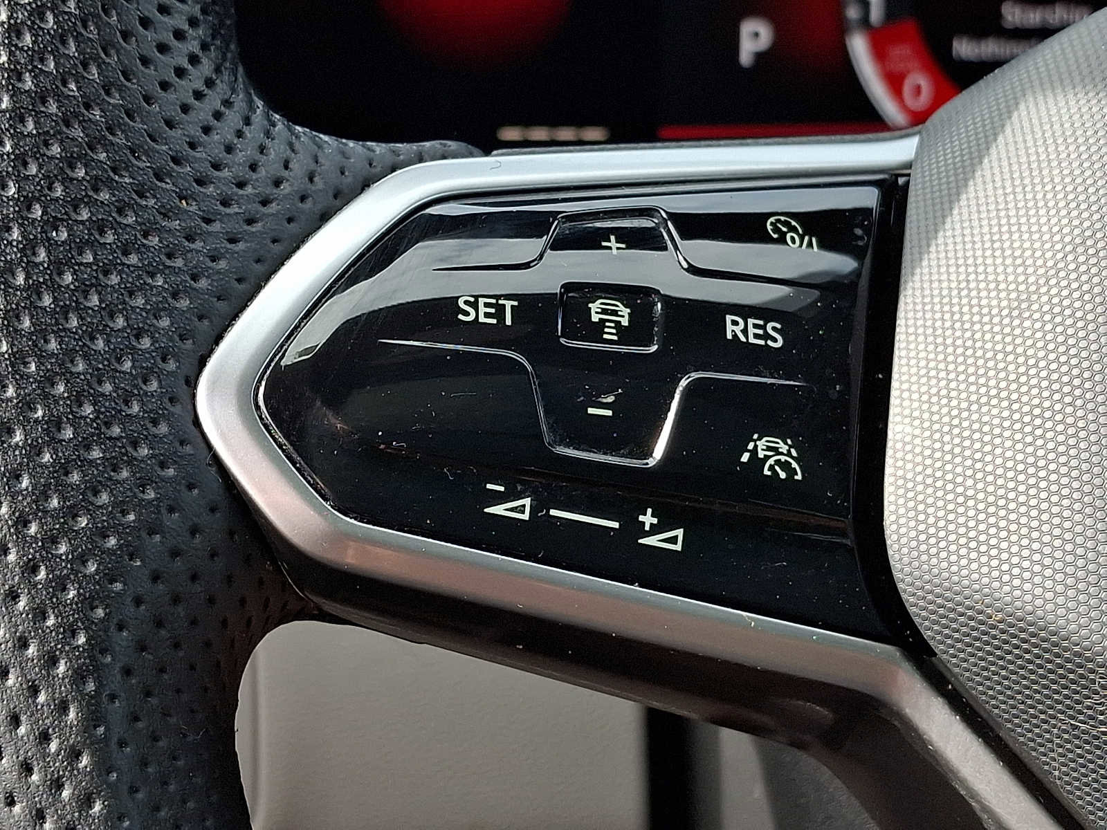 Used 2022 Volkswagen Tiguan SE R-Line AWD/4WD image 18