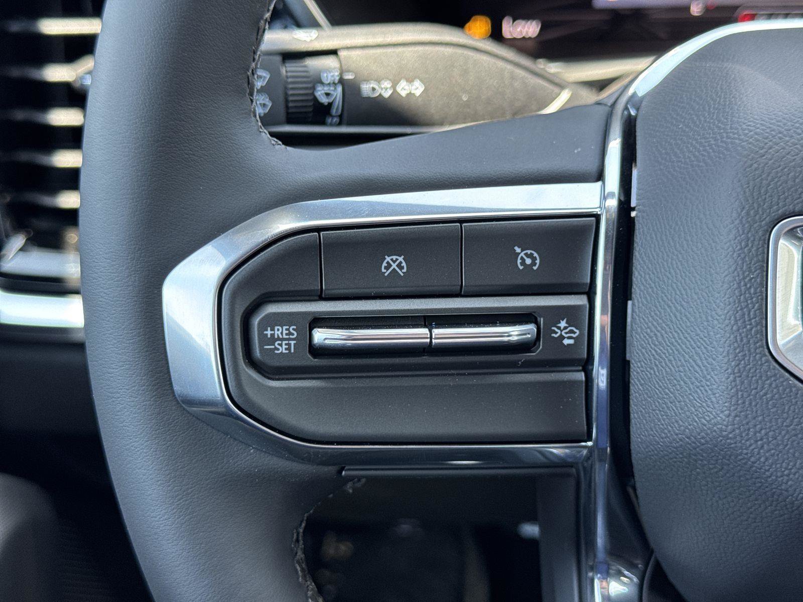 New 2026 GMC Canyon Elevation w/ LPO, Black Badging Package RWD image 9