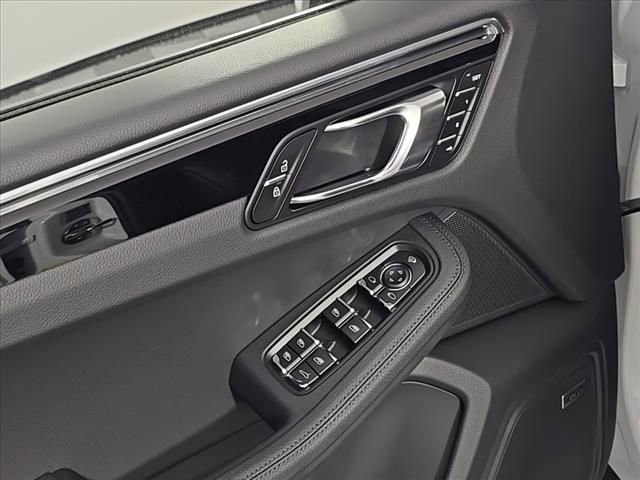 Certified 2025 Porsche Macan image 16