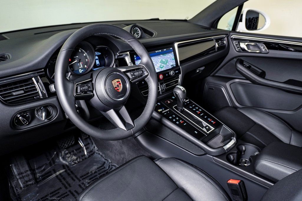 Certified 2025 Porsche Macan AWD/4WD image 4