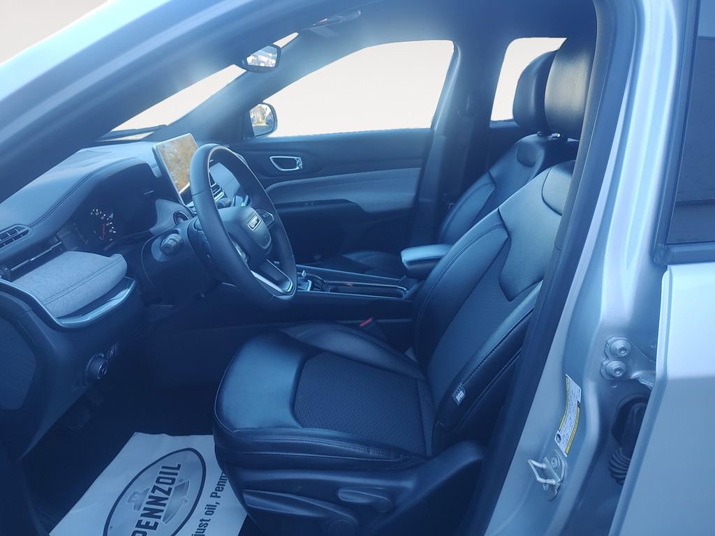 Used 2024 Jeep Compass Latitude image 9