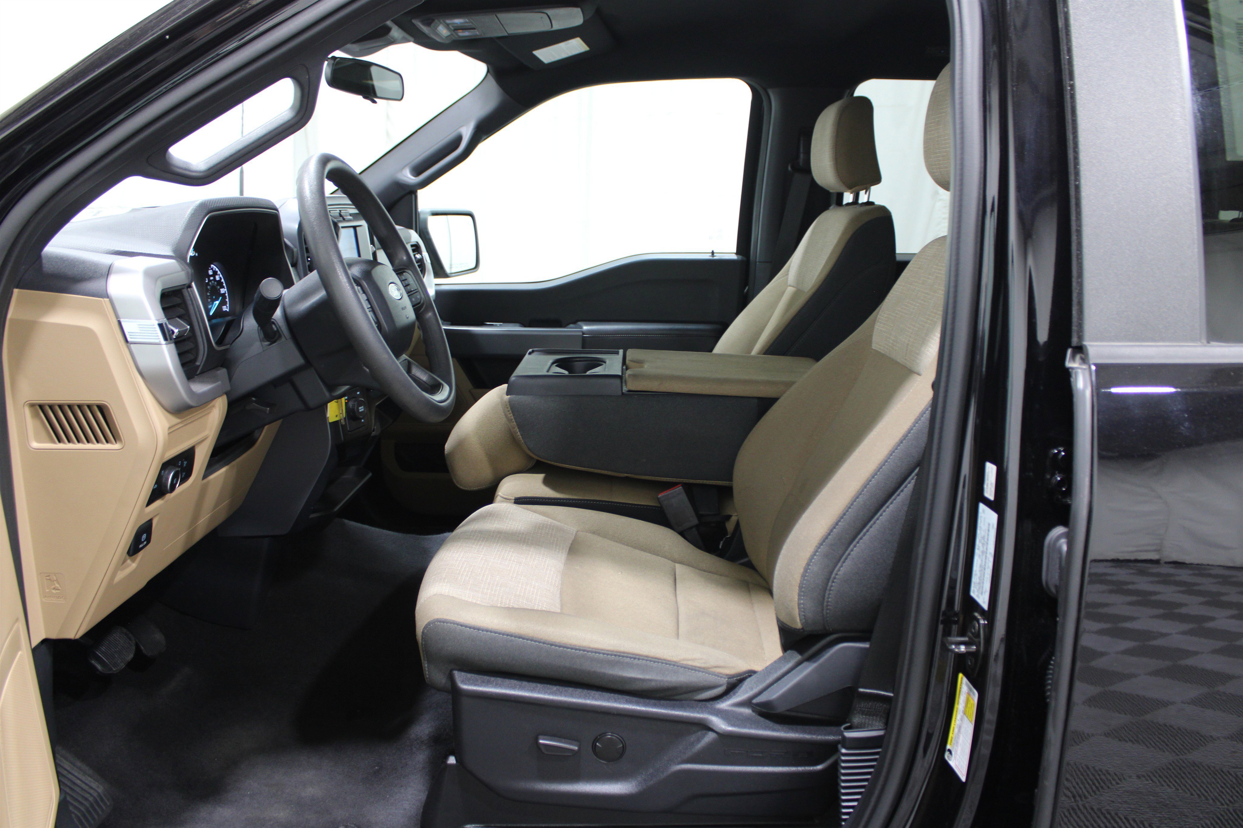 Used 2023 Ford F150 XLT image 3