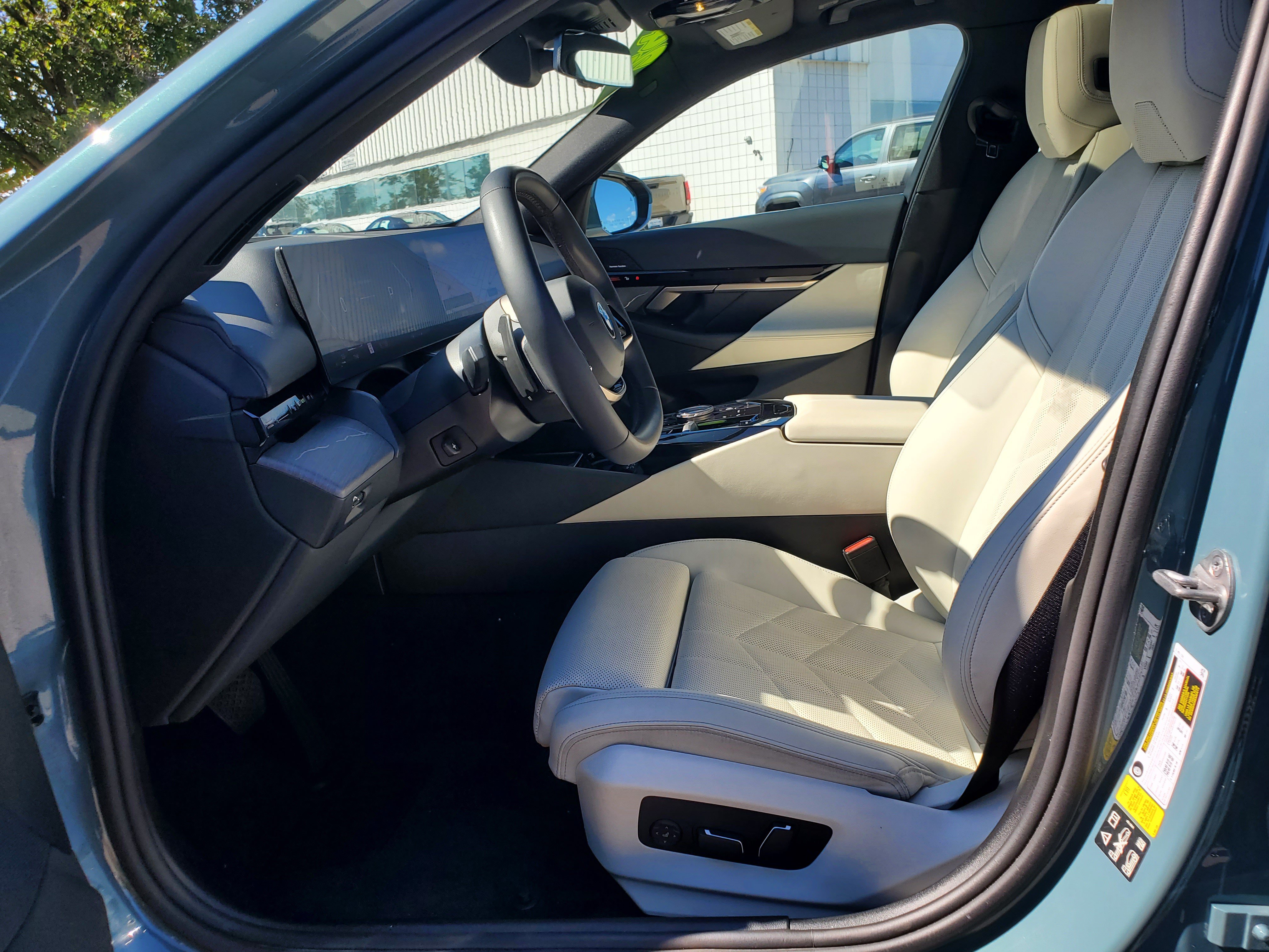 Used 2024 BMW 530i xDrive w/ Premium Package AWD/4WD image 9