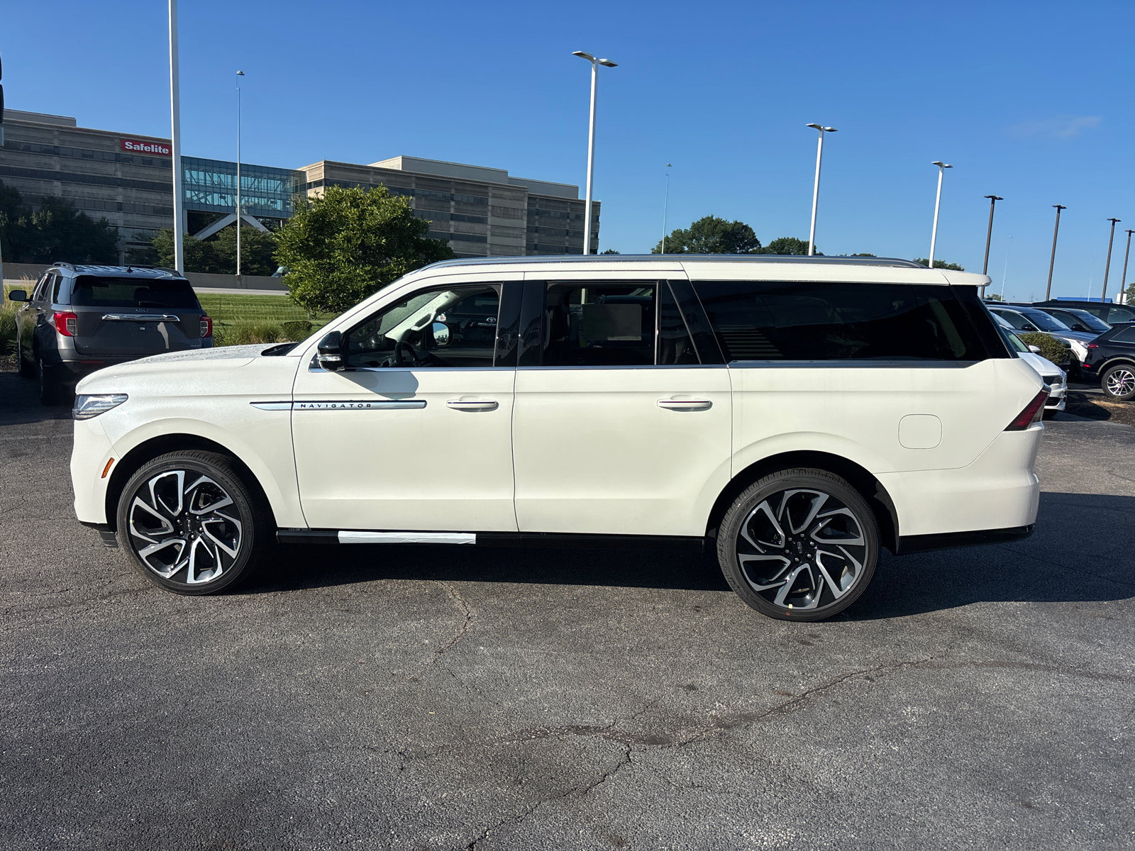 New 2027 Lincoln Navigator L Reserve AWD/4WD image 4