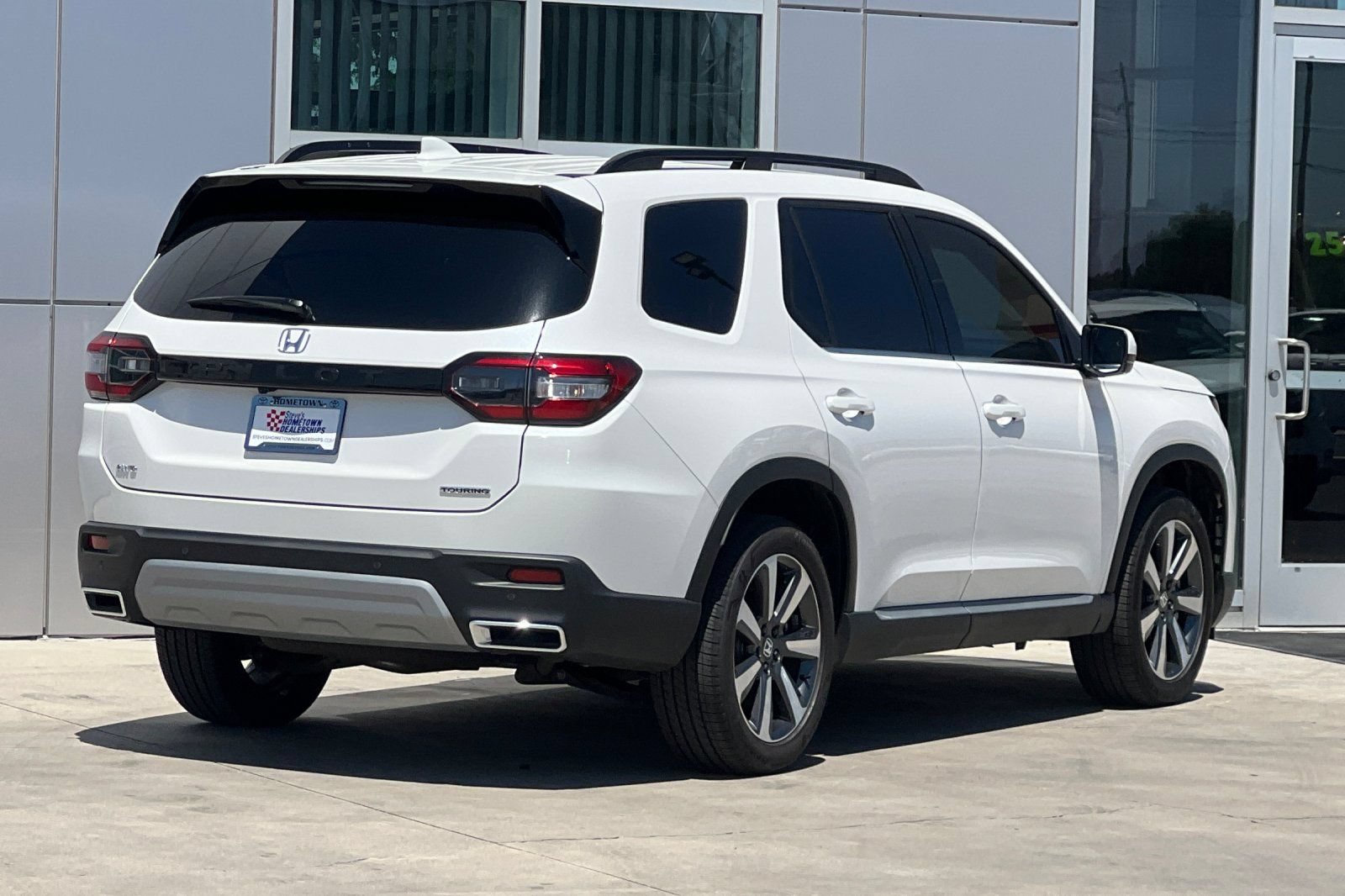 Used 2025 Honda Pilot Touring image 4