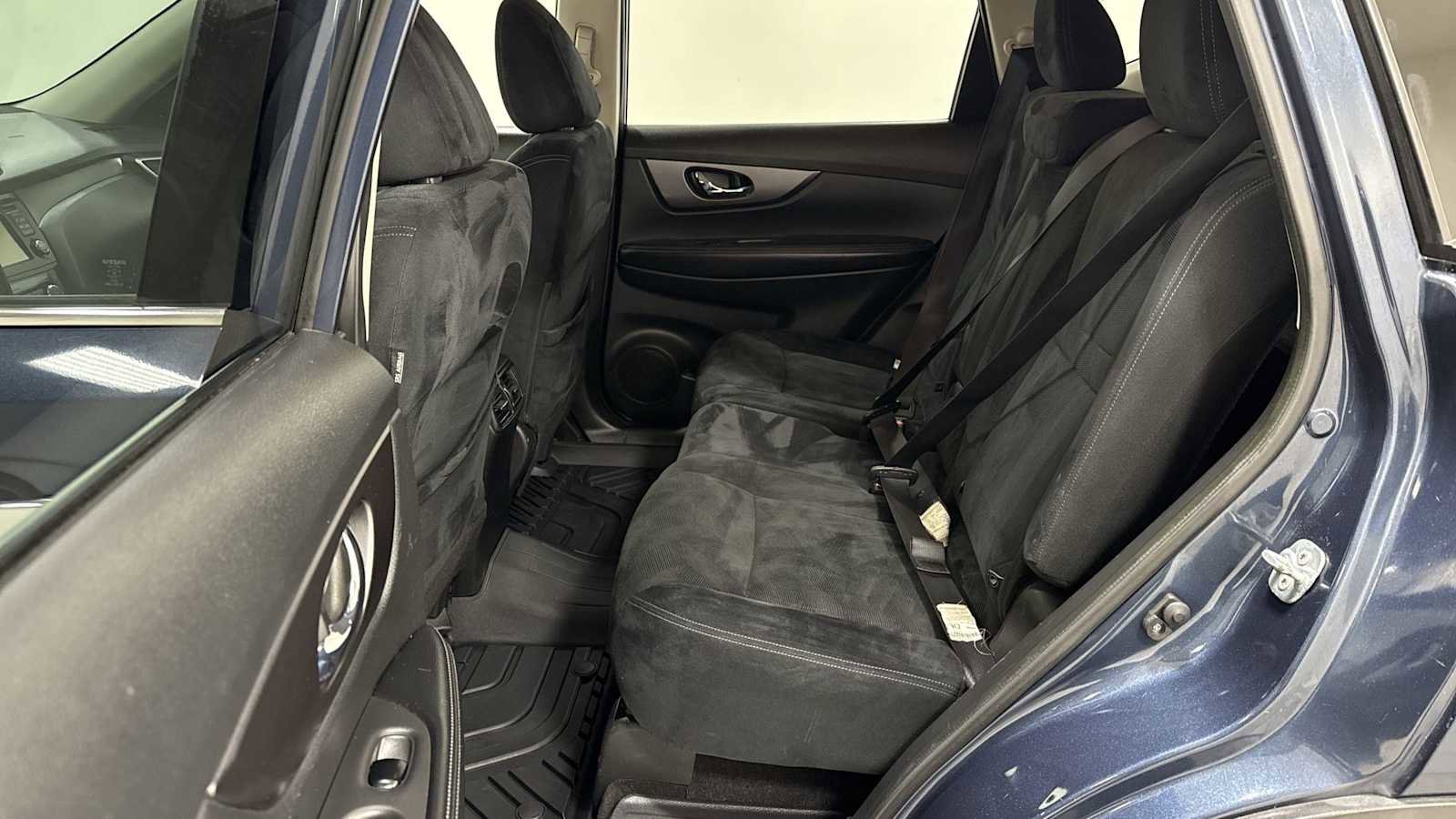 Used 2016 Nissan Rogue SV w/ SV Premium Package image 24