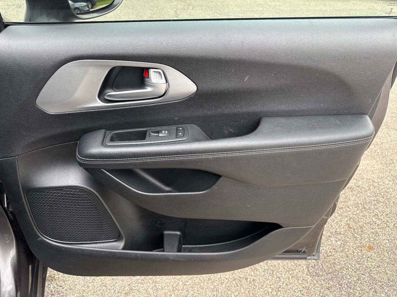 Used 2018 Chrysler Pacifica Touring-L Plus FWD image 39