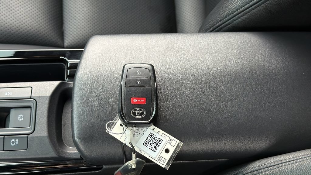 Used 2025 Toyota Prius LE FWD image 25