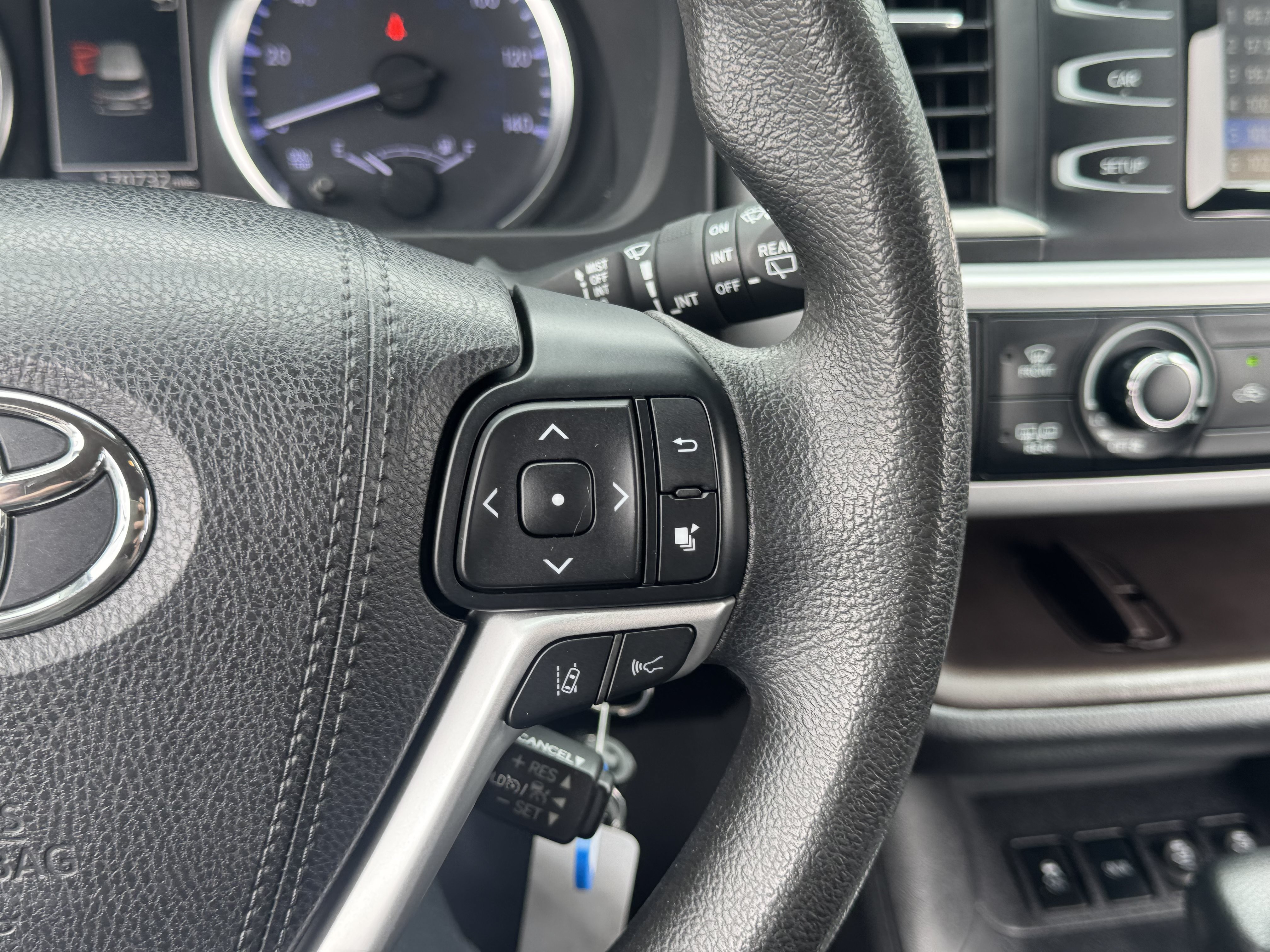 Used 2018 Toyota Highlander LE FWD image 23