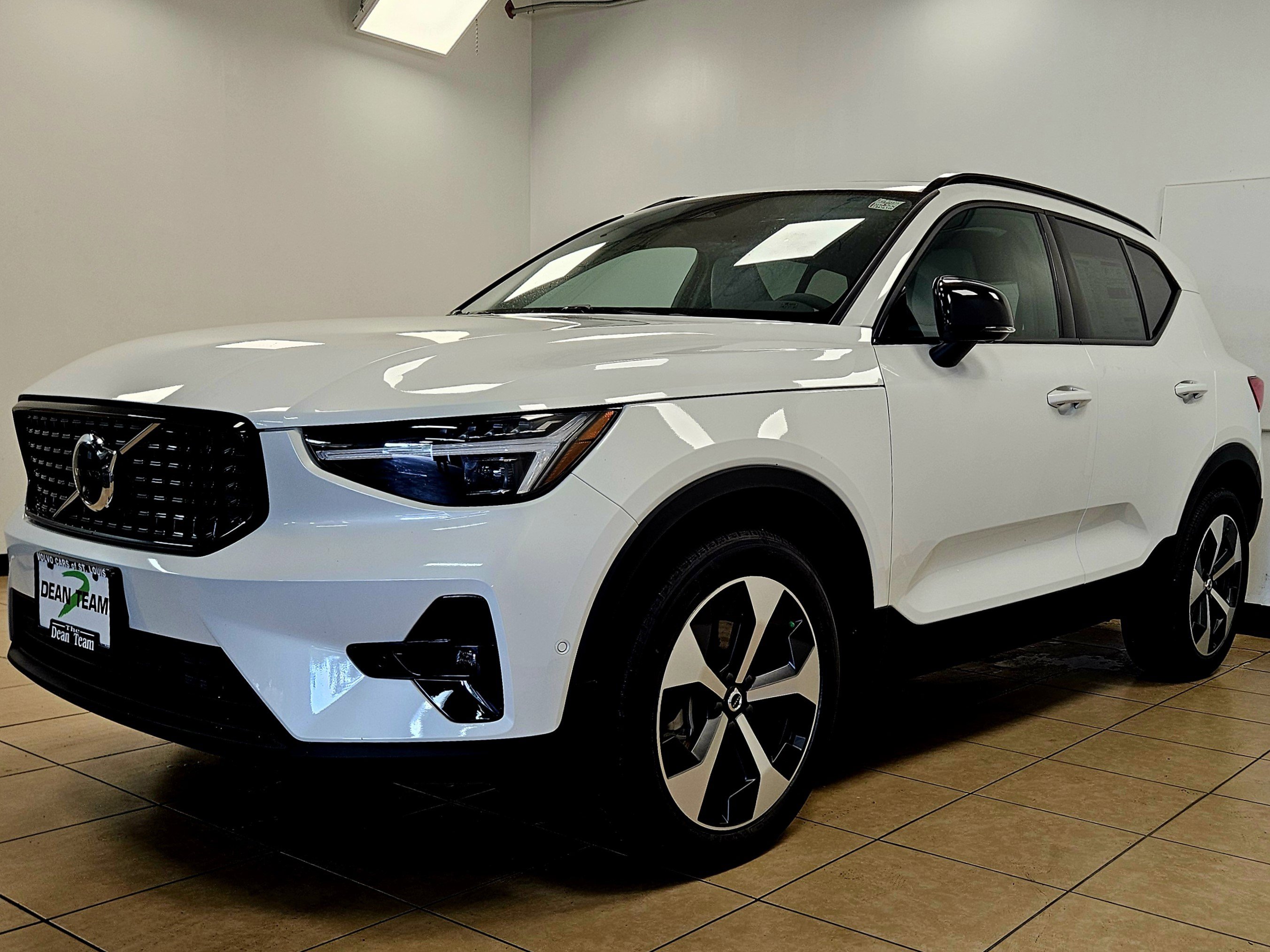 New 2026 Volvo XC40 B5 Plus w/ Climate Package image 4