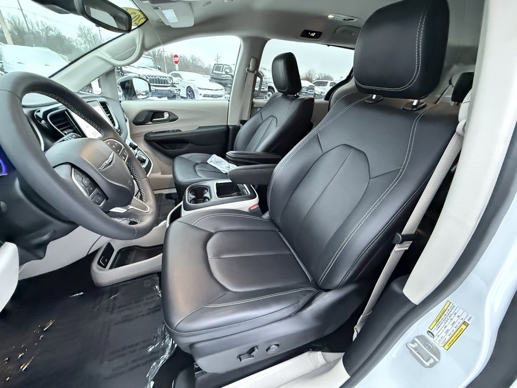 Used 2024 Chrysler Pacifica Touring-L image 17
