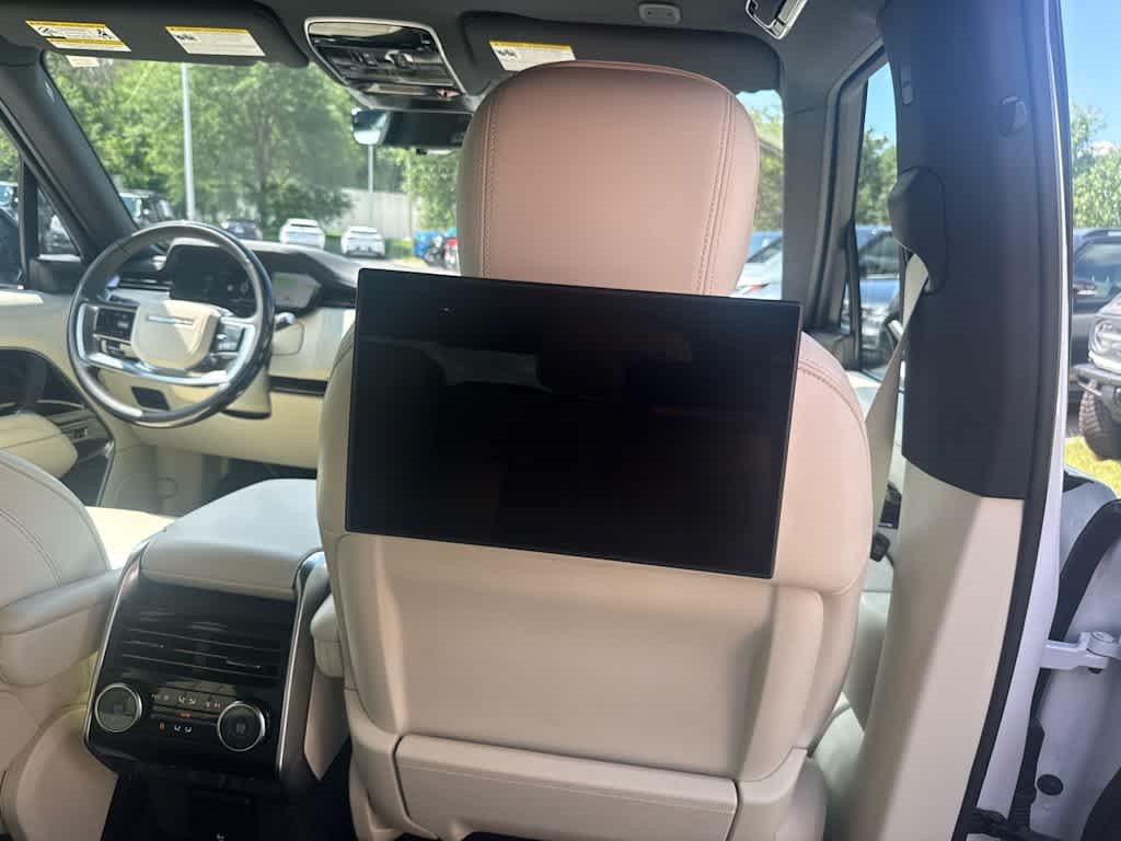 Certified 2025 Land Rover Range Rover Long Wheelbase SE AWD/4WD image 9