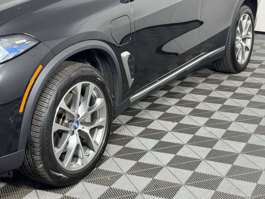 Used 2025 BMW X5 xDrive50e w/ Premium Package image 13