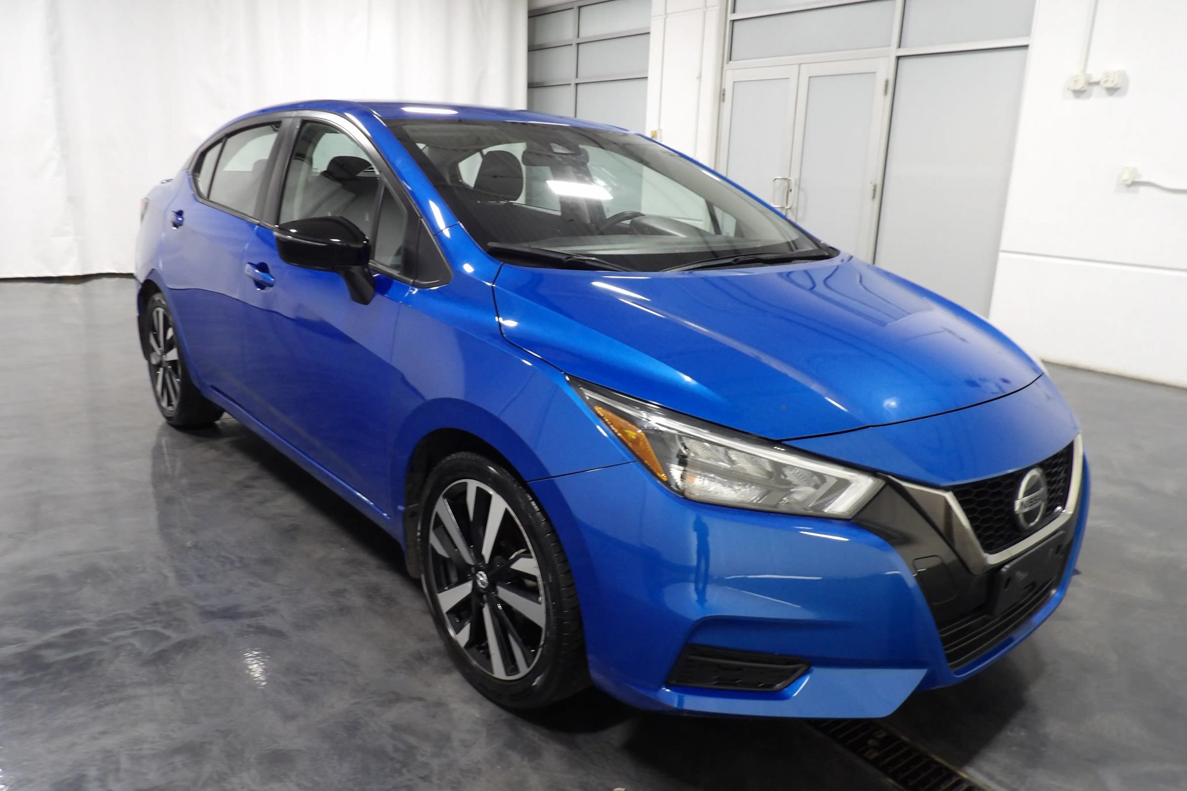 Used 2022 Nissan Versa SR w/ Convenience Package FWD image 2