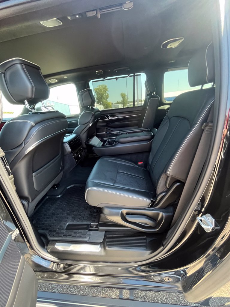 Used 2025 Jeep Grand Wagoneer L Series II Obsidian w/ Quick Order Packagew 28T AWD/4WD image 16