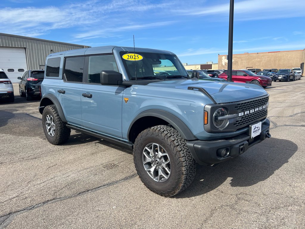Used 2025 Ford Bronco Badlands image 2