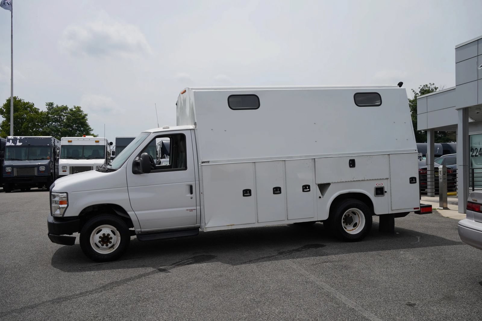 Used 2018 Ford E-450 and Econoline 450 Super Duty RWD image 3