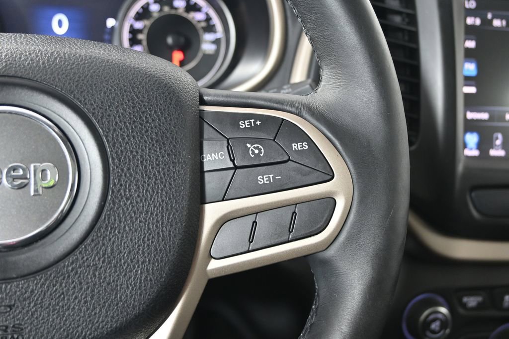 Used 2017 Jeep Cherokee Limited w/ Luxury Group AWD/4WD image 34