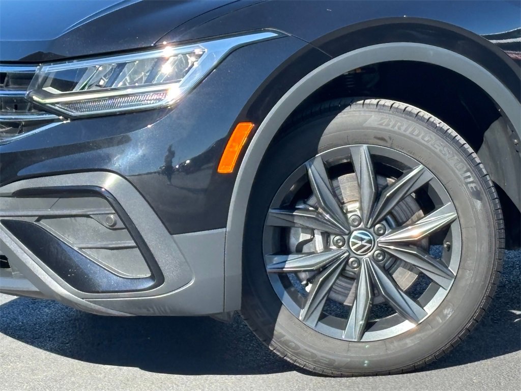 Used 2024 Volkswagen Tiguan SE image 3