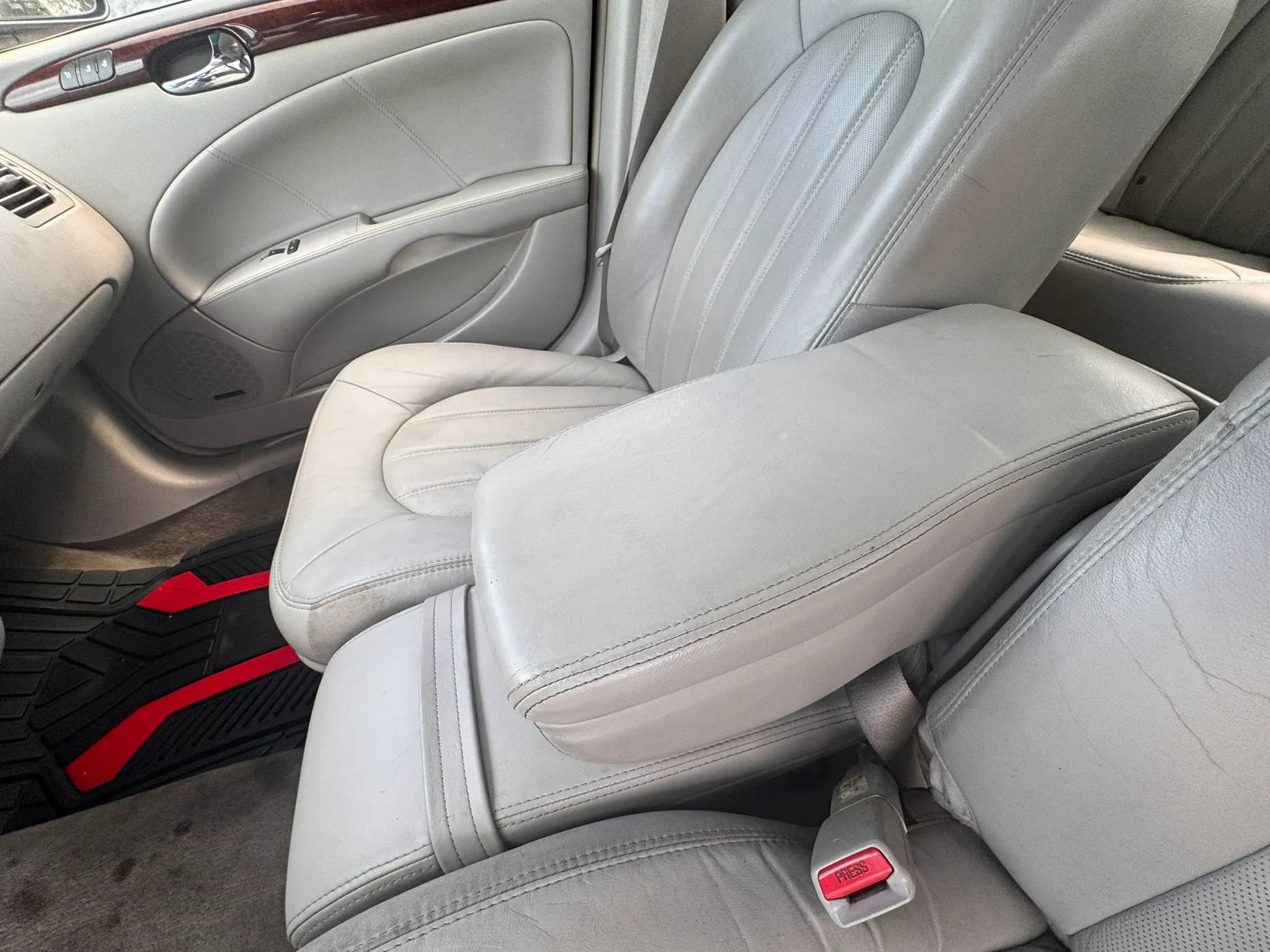 Used 2009 Buick Lucerne CXL FWD image 16