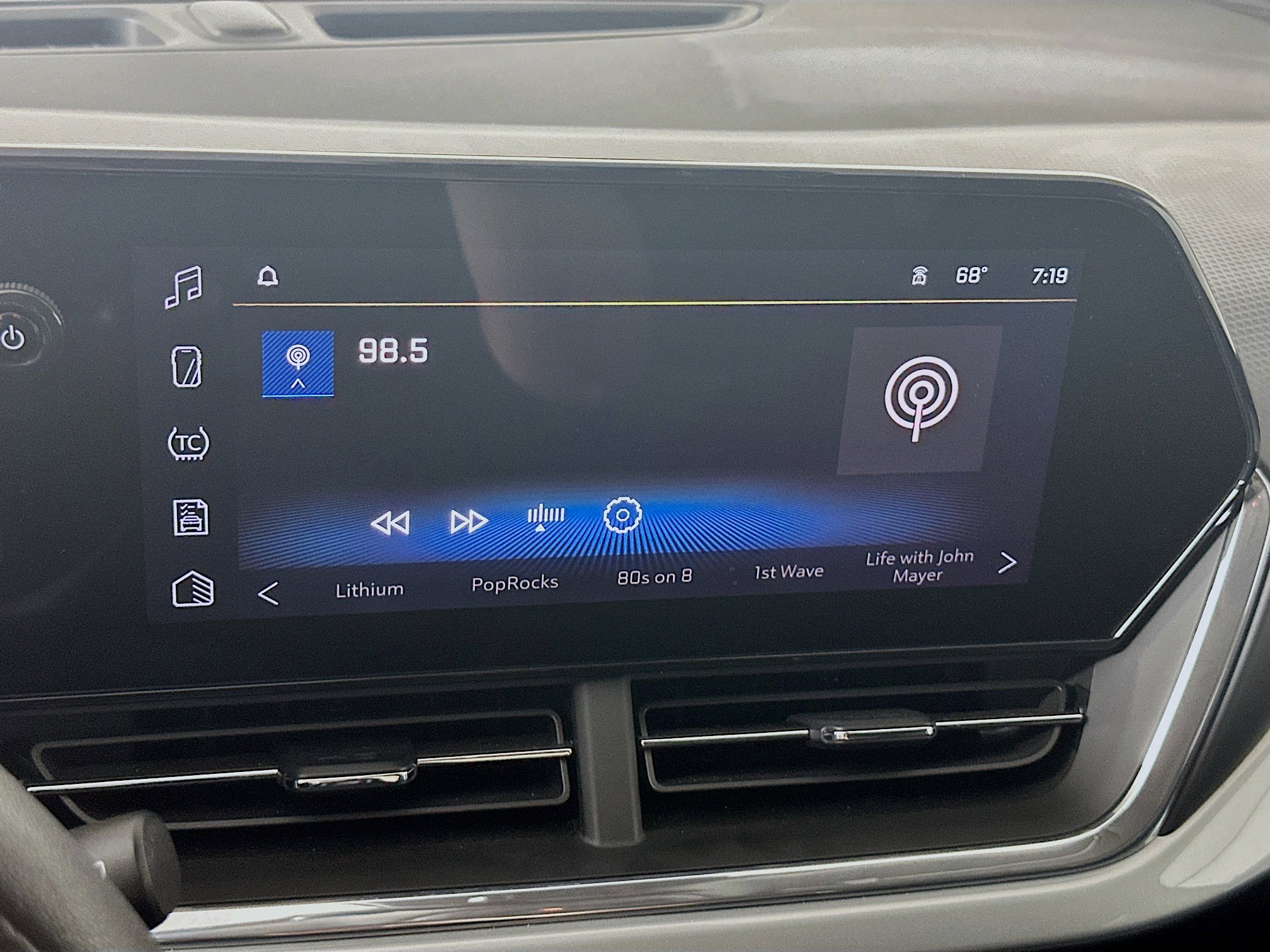 Used 2025 Chevrolet Trax LT image 19