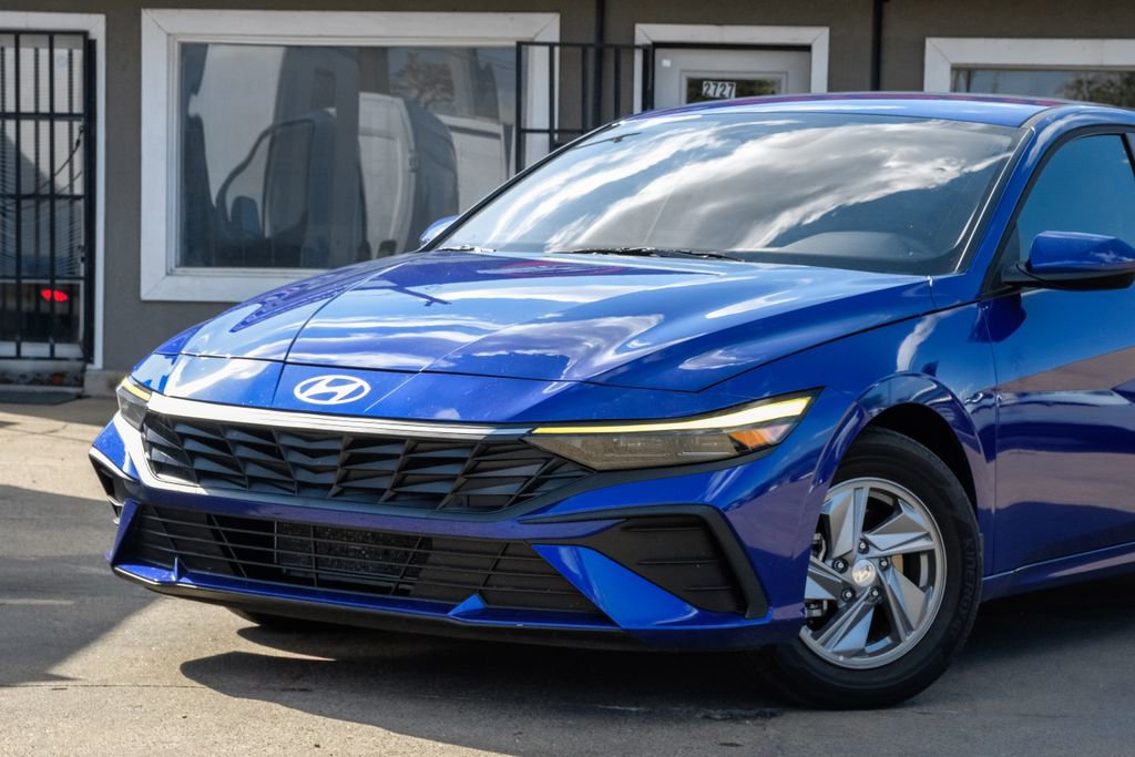 Used 2025 Hyundai Elantra SE image 5