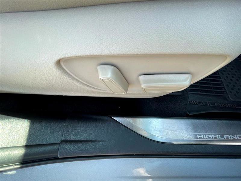 Used 2024 Toyota Highlander LE image 23