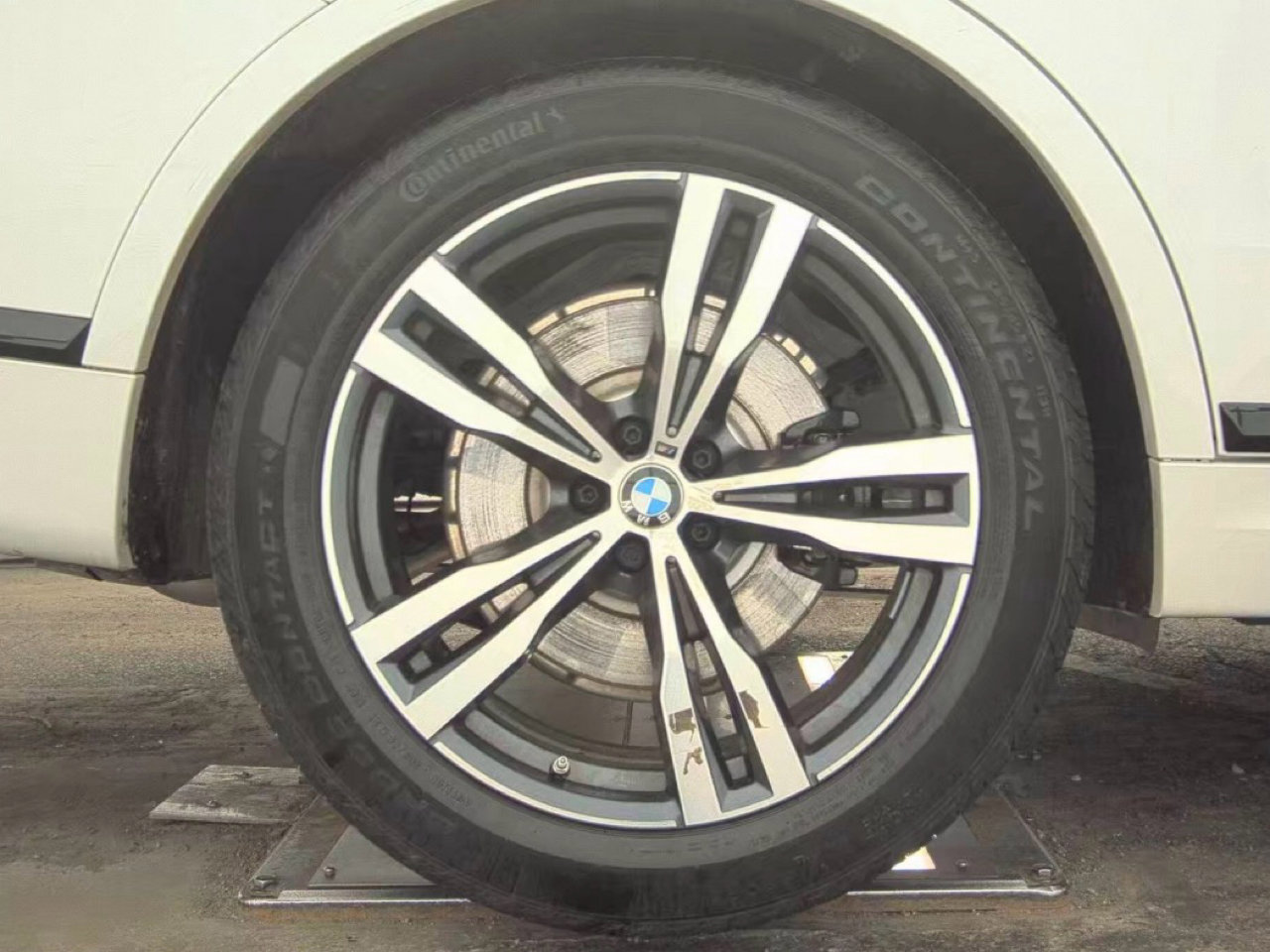 Used 2025 BMW X7 xDrive40i w/ M Sport Package image 11