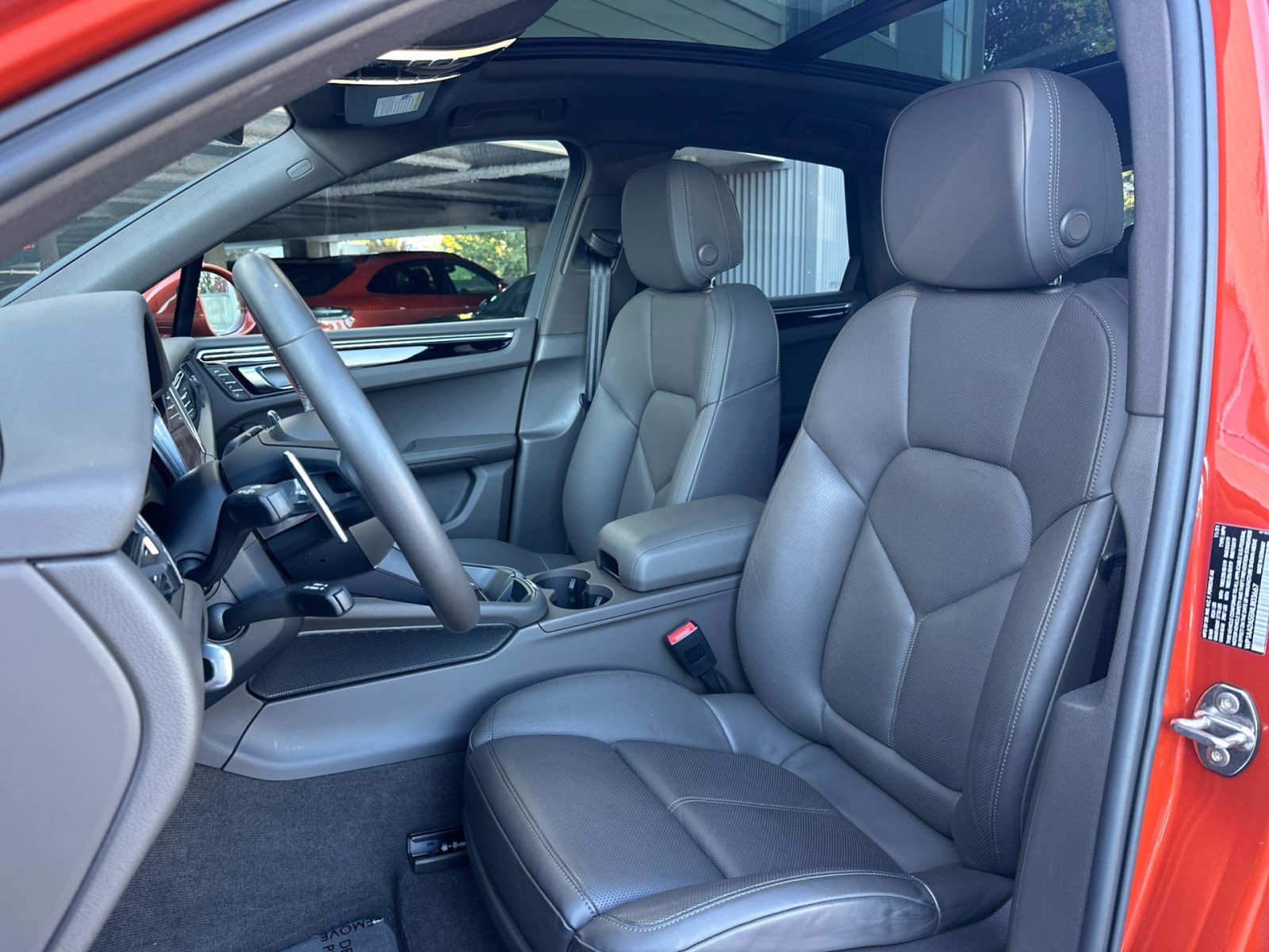 Used 2022 Porsche Macan w/ Premium Package Plus image 5