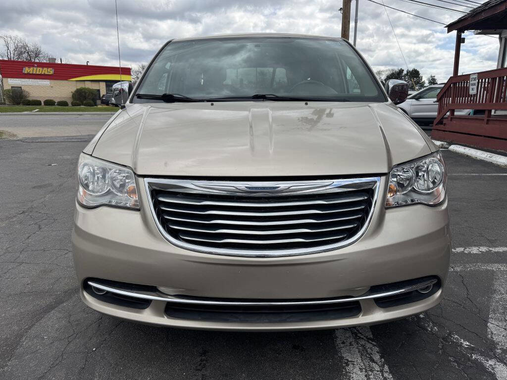 Used 2014 Chrysler Town & Country Touring-L image 2
