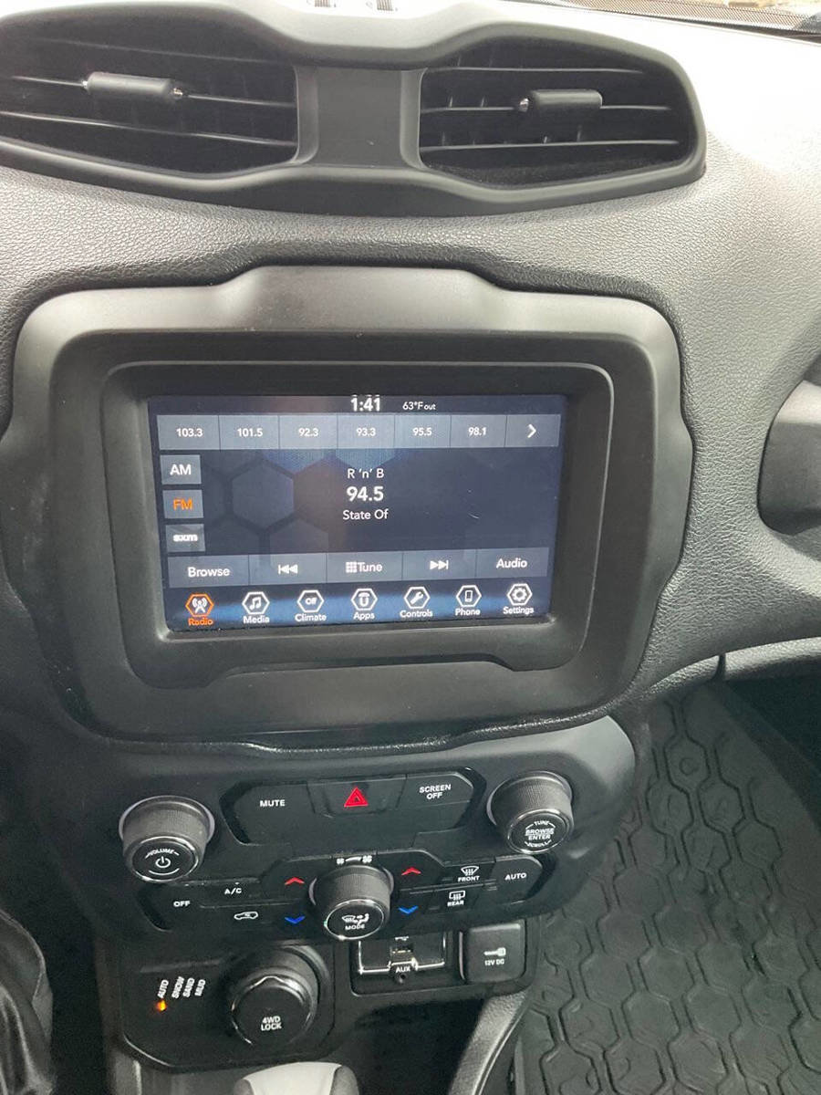 Used 2018 Jeep Renegade Altitude image 11