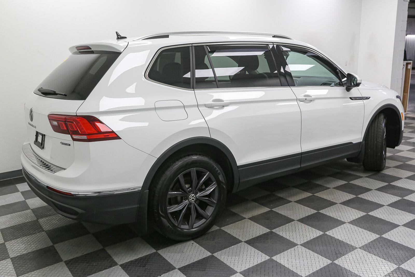 Certified 2024 Volkswagen Tiguan SE AWD/4WD image 10
