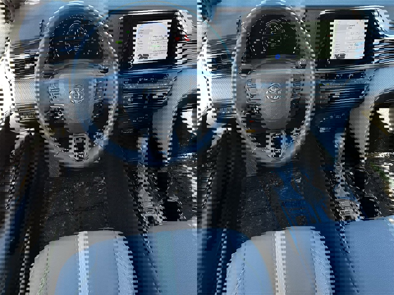 Used 2025 Toyota Camry SE image 10