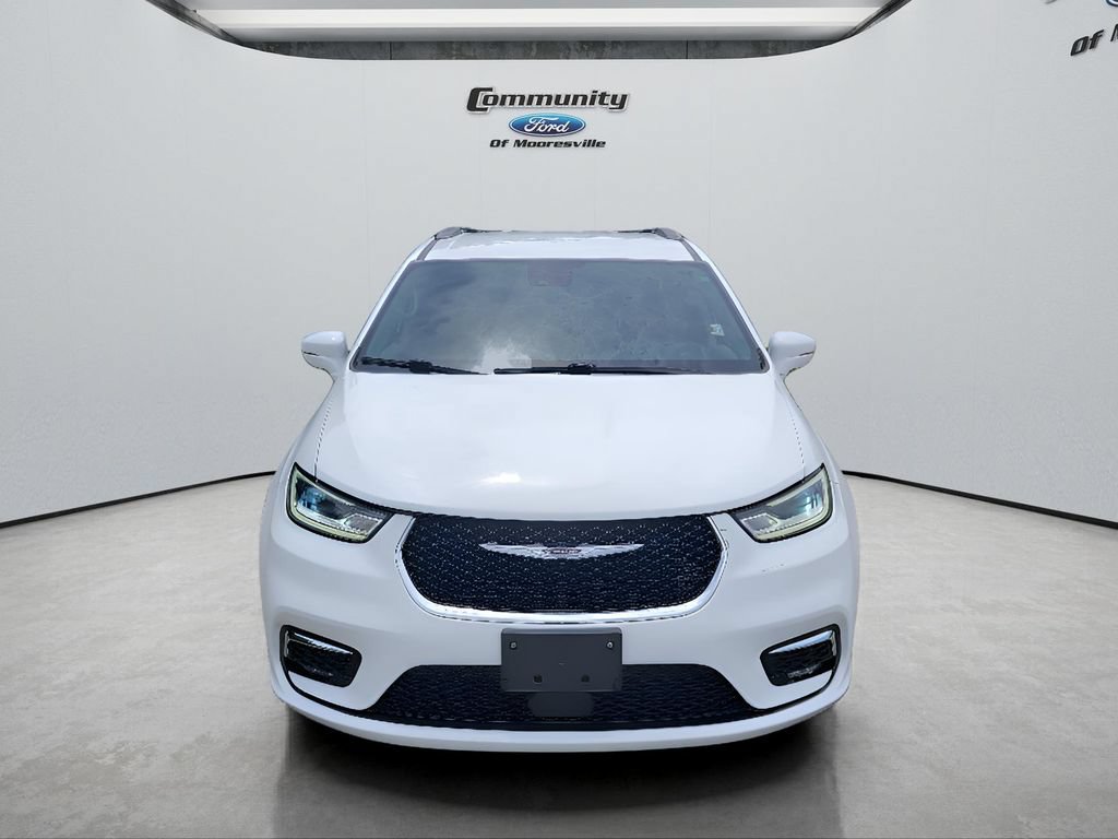 Used 2022 Chrysler Pacifica Touring-L FWD image 2