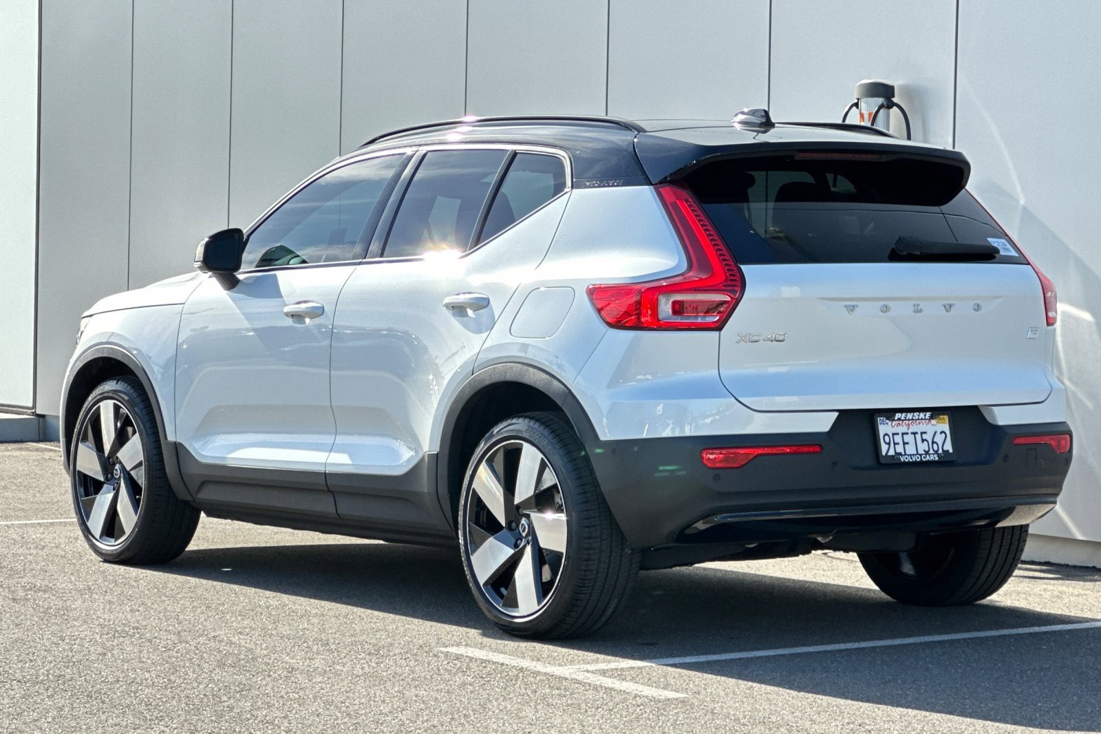 Used 2023 Volvo XC40 Recharge Ultimate image 3