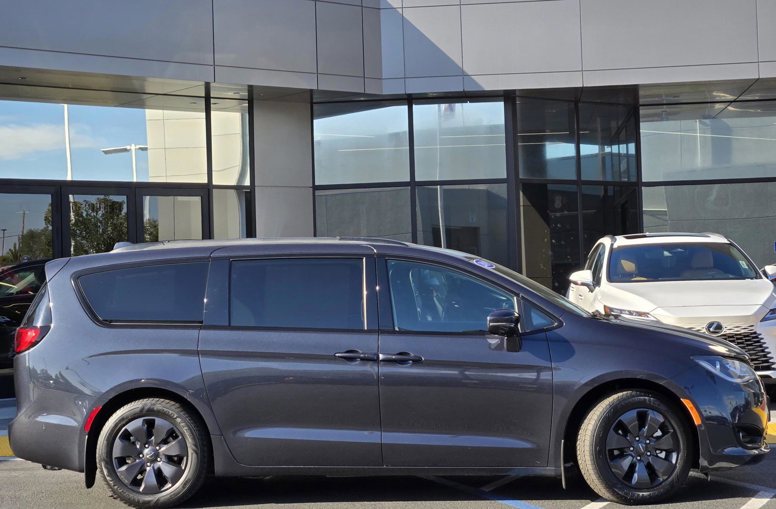 Used 2019 Chrysler Pacifica Limited w/ Advanced Safetytec Group image 3