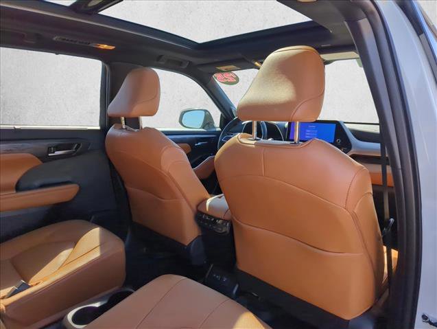 Used 2025 Toyota Highlander Platinum image 19