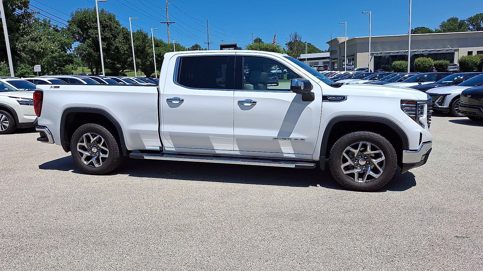 Used 2022 GMC Sierra 1500 SLT w/ SLT Premium Plus Package AWD/4WD image 2